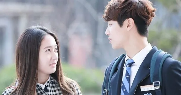 Các idol đẹp đôi trên màn ảnh: Yoona – Junho tình tứ tưởng như hẹn hò