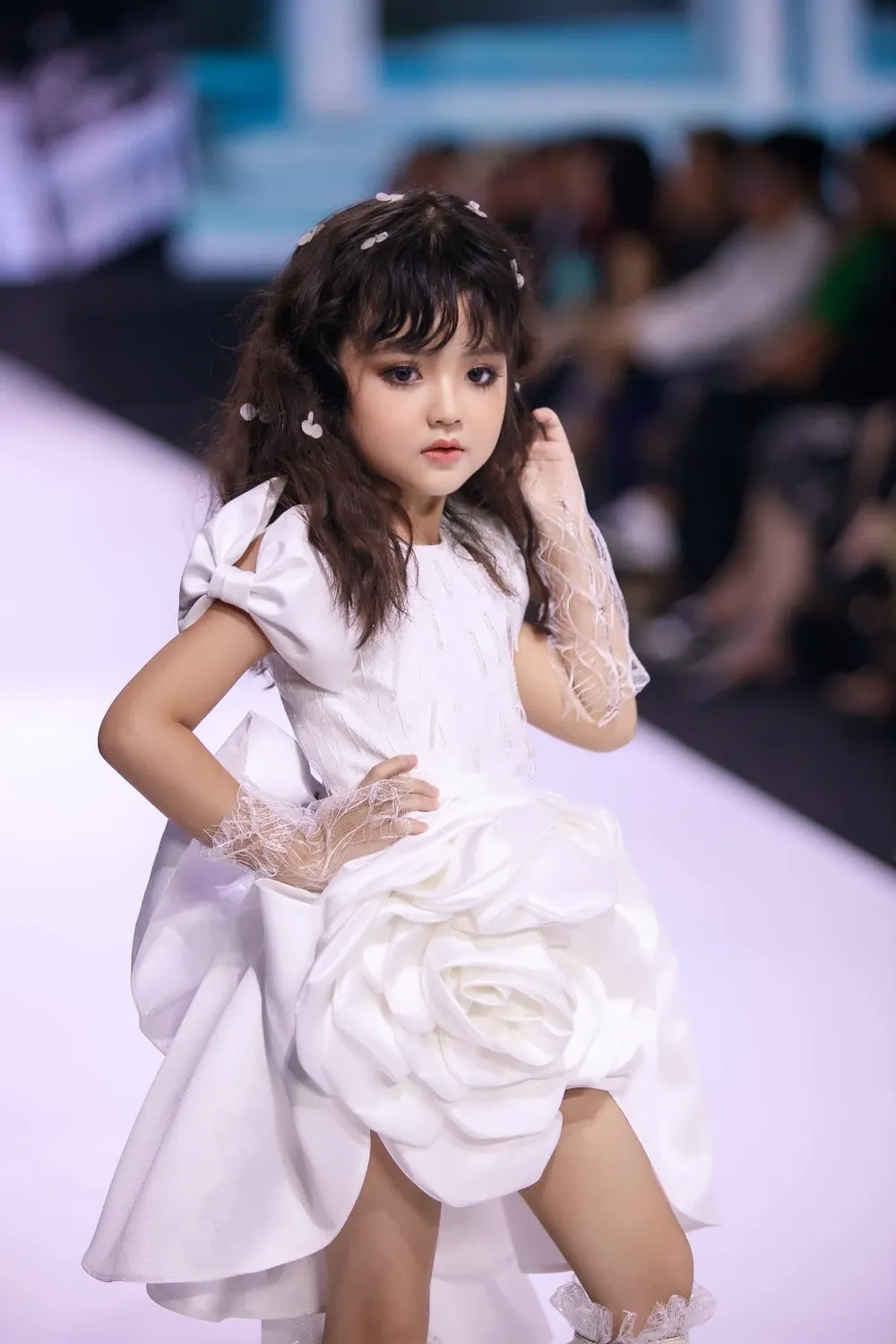 Cherry An Nhiên diện đồ tái chế, catwalk thần thái ngút ngàn