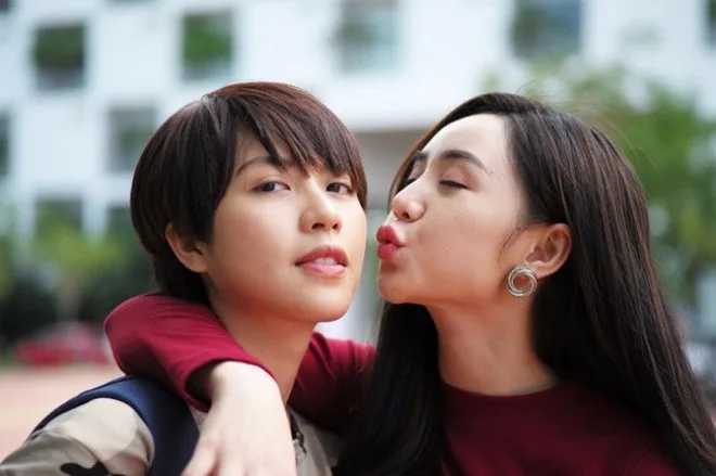 Cùng cảnh “xuống tóc” làm tomboy: Nữ phụ Nơi Giấc Mơ Tìm Về dìm visual