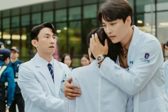 Doctor Cha: Hài hước nhưng nhặt “sạn” mỏi tay