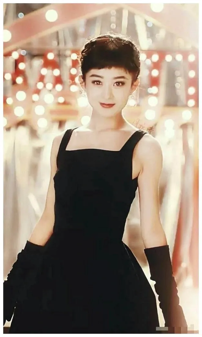 Đu style Audrey Hepburn: Cúc Tịnh Y cực keo, chị em họ Triệu lép vế